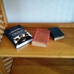 Libri sulle scie chimiche al posto della bibbia in hotel