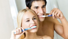 Lavare i denti causa l’alito cattivo e ingrassa le lobby